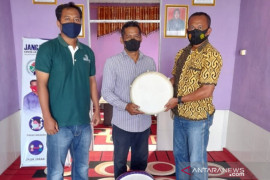 CSR PT SAM berikan alat rebana  di Desa Bajayau Tengah dan Desa Paramaian