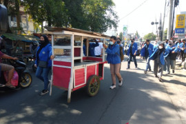 Batal gelar demo, BEM UM Jember bagi-bagi sembako