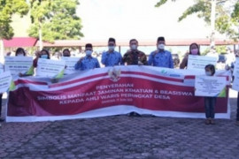 BPJamsostek serahkan beasiswa kepada anak peserta BPJS Ketenagakerjaan di Samosir