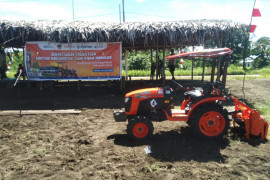 Pupuk Kaltim salurkan bantuan traktor untuk petani di Papua