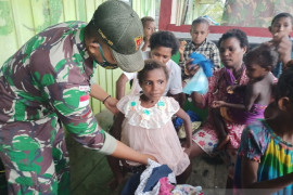 Satgas TNI bagi perlengkapan sekolah untuk anak di perbatasan