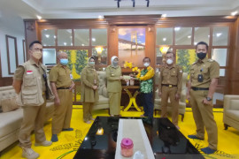 Bupati bantu Arbainah obati kanker payudara