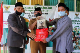 Baznas Cirebon salurkan 4.250 paket sembako bagi penyuluh agama non-ASN