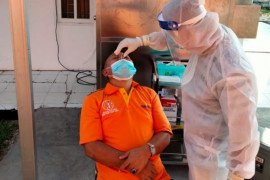 Peserta dan panitia KKN Kebangsaan lakukan rapid test antigen