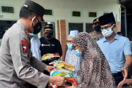 Kapolda Sumsel turun ke kawasan kumuh serahkan bantuan beras