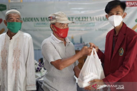 Mahasiswa PMM UMM bagikan sembako kepada warga Wasah Hulu Simpur