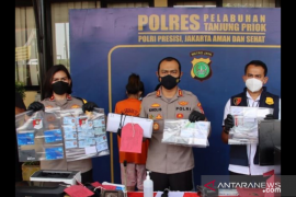 Polisi menangkap suami-istri palsukan sertifikat vaksinasi