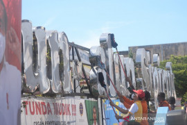 Dipenghujung masa tugas, Kajari Tapsel  gotong-royong bersihkan Alun-alun Sipirok