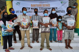 UPZ Bank Sumut dan DD Waspada salurkan ribuan karung beras bagi warga terdampak PPKM
