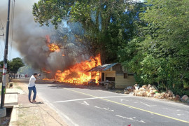 Sembilan kios souvenir kerajinan rotan Lhoknga terbakar