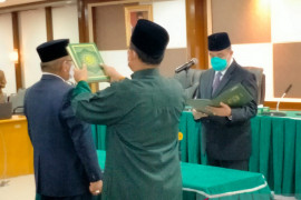 Rektor Unand lantik dekan FIB