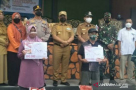 Gubernur Babel pantau penyaluran bantuan PPKM di Belitung Timur