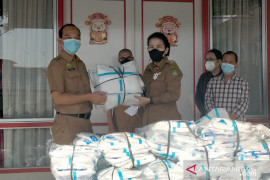 Puskesmas dan rumah sakit di Singkawang terima bantuan APD