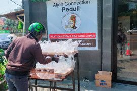 The Atjeh Connection berderma nasi bungkus kepada warga Jakarta