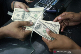 Dolar AS naik karena selera risiko memburuk di tengah meningkatnya infeksi COVID-19