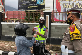 Untuk antisipasi COVID-19, Satlantas Polres Pasaman bagikan masker kepada pengendara motor dan mobil