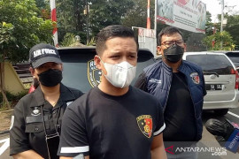 Polisi menangkap pengusaha pencetakan yang palsukan surat tes "PCR"