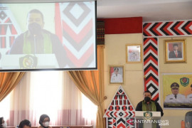 Bupati Tapsel terima penghargaan dari Kementerian PPPA