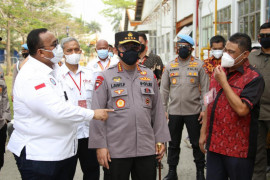 Tinjau Vaksinasi Buruh, Kapolri Harap Pertumbuhan Ekonomi Membaik