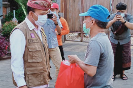 Pramuka Bali-BIN-mahasiswa Papua bagikan sembako untuk warga