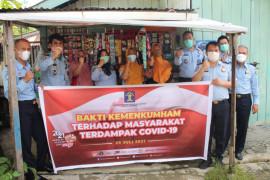 Imigrasi Sibolga bagikan bantuan sembako kepada warga