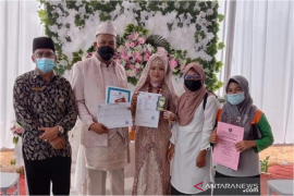 UKL Disdukcapil Batang Kapas serahkan KK dan KTP pada pengantin baru