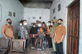 Dinsos Kediri berikan bantuan kursi roda kepada penyandang disabilitas