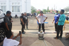Bupati Barut coba terapi uap