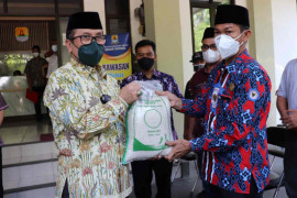 Pemkab Cirebon salurkan 3.000 paket beras bantuan Kemensos