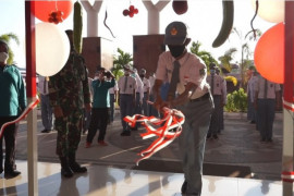 Anggota paskibraka Paser ikuti upacara tantingan