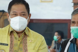 Bupati Dairi bagikan bantuan beras PPKM dan BST kepada 276 warga Hutaimbaru