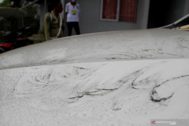 Hujan pasir akibat erupsi Gunung Ili Lewotolok di lima desa