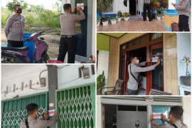 Polres Sekadau pasang stiker di rumah warga isoman
