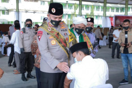 Alumni Akpol 1991 vaksinasi santri ponpes di NTB