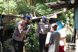 Ditpolair Polda Sumbar salurkan bantuan sosial pada masyarakat pesisir