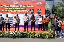 Polda Metro Jaya lepas secara simbolis bantuan sosial warga terdampak PPKM Darurat