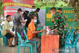 TNI Gelar Vaksinasi Hari Libur di Lapangan Blang Padang