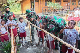 Saat Satgas TNI mengajarkan pola hidup sehat untuk anak perbatasan