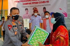 Polda Sumsel bantu masyarakat dan pedagang kaki lima terdampak PPKM