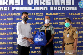 Bupati serahkan bantuan sembako warga isoman karena COVID-19