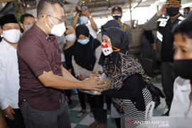 Pemprov NTB menyalurkan bantuan dan modal usaha PKL Pantai Ampenan