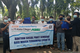 ASDP Merak gandeng IJTI Cilegon salurkan ratusan paket sembako