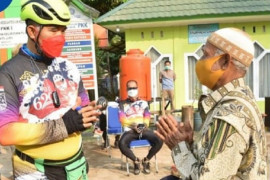 Fasha bersepeda sambil berikan bantuan sosial