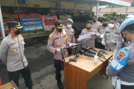 Kapolres Tabalong cek kondisi senpi anggotanya