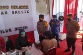 Kapolda Jatim tinjau vaksinasi masyarakat pesisir Gresik