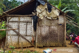 Kapolres Cianjur bantu renovasi rumah tak layak huni