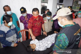 Bupati Karangasem kunjungi korban tanah longsor di Banjar Pejeng