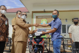 Tingkatkan ekonomi masyarakat, Bupati Aceh Jaya serahkan becak mesin