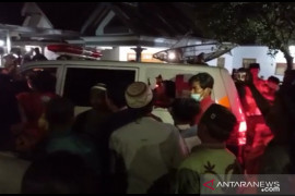 Ambulans pembawa jenazah COVID-19 dirusak dan bannya digembosi