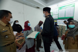 Pemkot Bukittinggi serahkan bantuan beras untuk warga